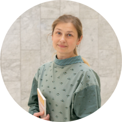 Why is Vilnius a city of literature?
Vilnius is a city of literature because that is what it is for me. First of all, I came here from Zarasai to study Lithuanian literature and language. I live a literary life here, from my work in a library to writing. Even at the end of physical therapy for my disc herniation, I could feel my physiotherapist straightening my neck and stretching my arms to the sides, and I heard her say ‘Now you are like an open book …’
Your favourite quote about Vilnius, or a passage from a literary workOne of my favourite quotes about Vilnius comes from a poem by Albinas Bernotas called ‘Geese Fly over Vilnius’: ‘Red lights of the TV tower / Under its wing like a cluster of lingonberries. / Pine forests rustle in a wintry fashion – / Tonight geese over Vilnius fly.’
That connection between nature and the city is very relatable. It shows that you can feel the rhythm of nature even in the city. Maybe the feeling is not as strong, but you can feel it, and, most importantly, even if you don’t notice it, it’s still happening. Many autumns and springs I have watched flocks of birds migrating, and I realise that birds have their path, and it doesn’t matter what’s under it, whether it’s a city, a village or a forest.
Jurgita Jasponytė